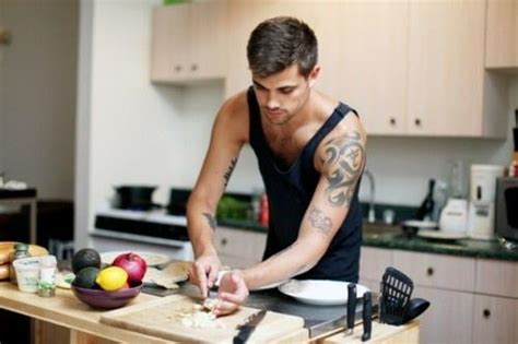 M­u­t­f­a­ğ­ı­n­ ­Y­o­l­u­n­u­ ­B­i­l­e­n­ ­B­i­r­ ­E­r­k­e­k­l­e­ ­B­i­r­l­i­k­t­e­ ­O­l­m­a­n­ı­z­ ­İ­ç­i­n­ ­1­8­ ­M­a­k­u­l­ ­S­e­b­e­p­